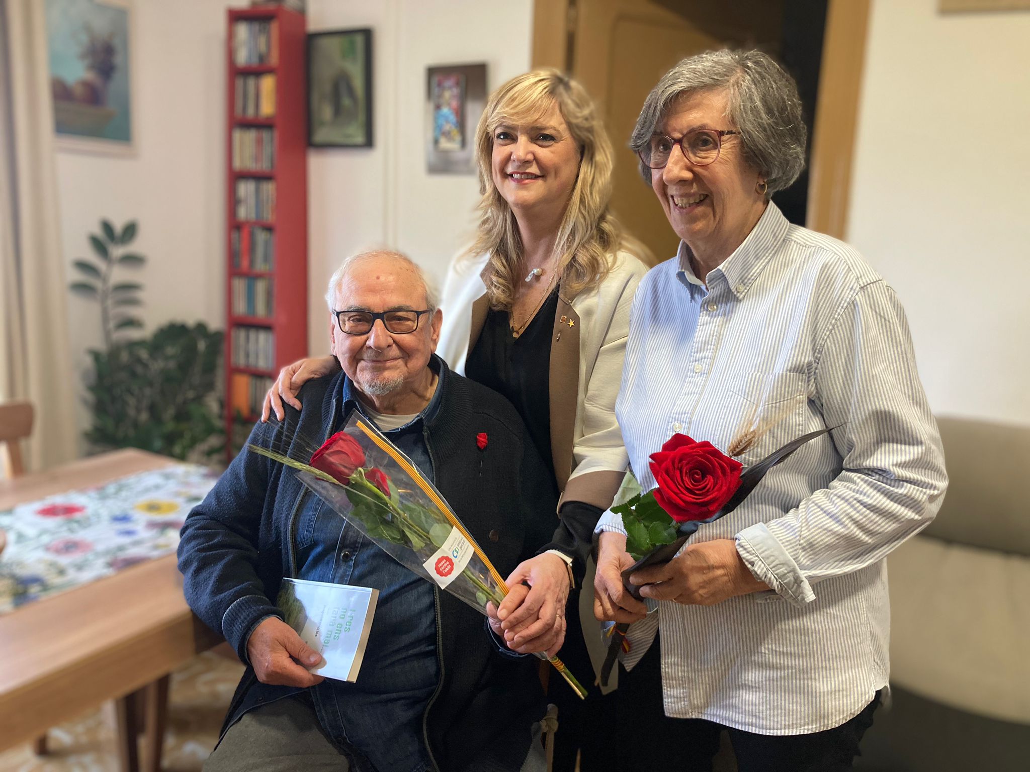 La consellera Cervera fa entrega d'una rosa solidària d'Amics de la Gent Gran