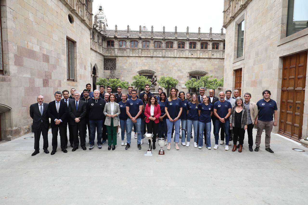 Foto de família dels equips de waterpolo del CN Sabadell amb la consellera Vilagrà