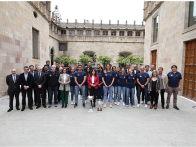 Foto de família de la recepció als equips de waterpolo del CN Sabadell