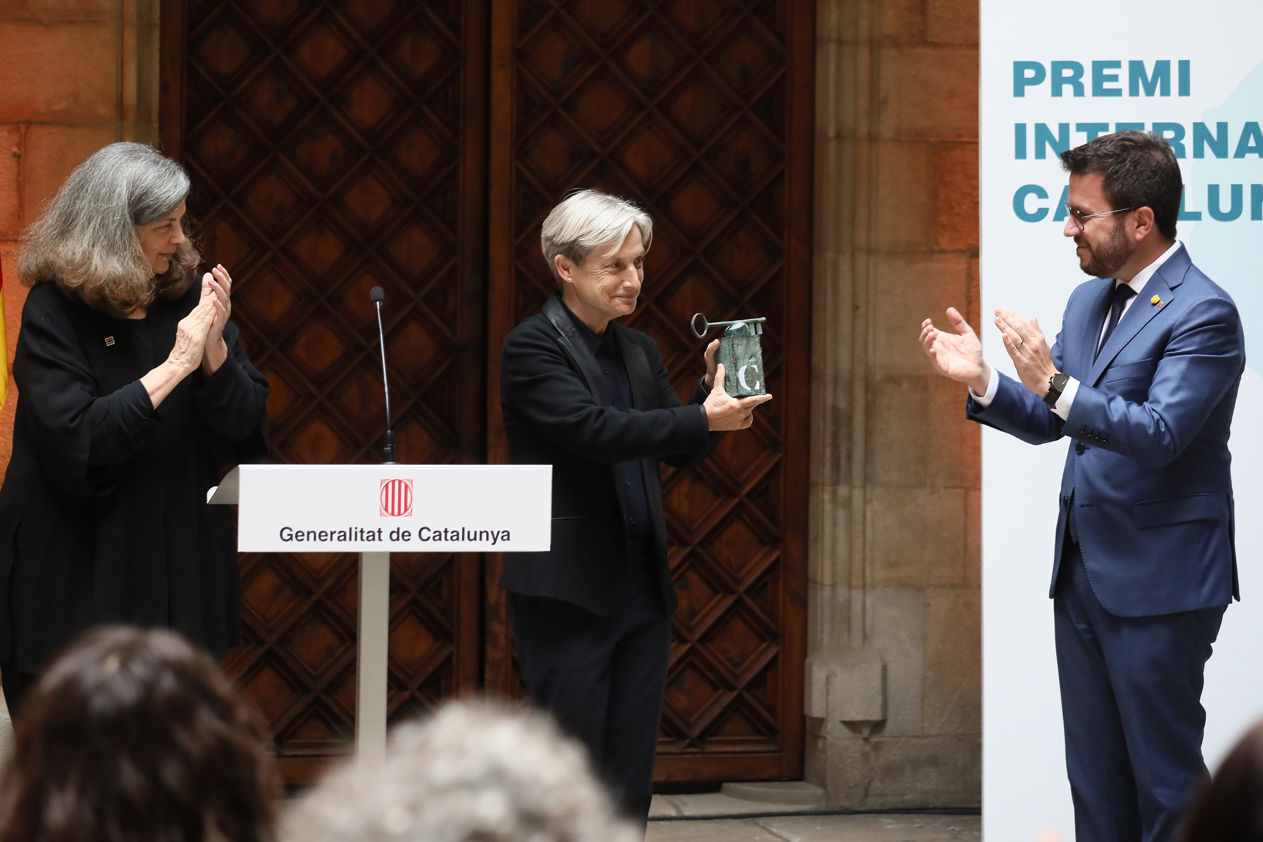 El president Aragonès durant l'entrega del Premi Internacional a Judith Butler.