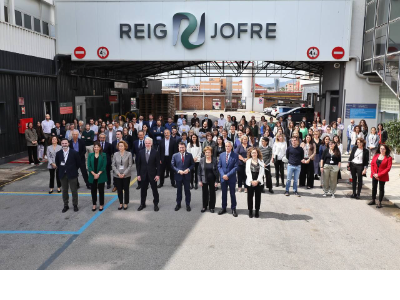 El president Aragonès amb responsables i treballadors de Reig Jofre.