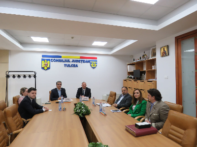 Pla general de la reunió de la Delegació del Govern al Sud-est d'Europa amb autoritats del comtat de Tulcea, a Romania.