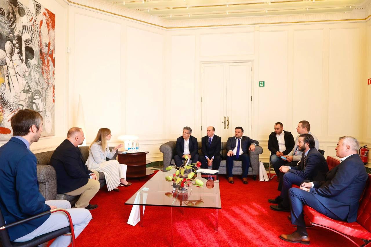 Foto d'arxiu de la trobada de la consellera Alsina amb una delegació romanesa en el marc dels MedCatDays a Barcelona.