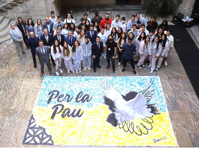 El president amb els artistes i els escolars que han participat en l'elaboració del mural. Autor: Rubén Moreno