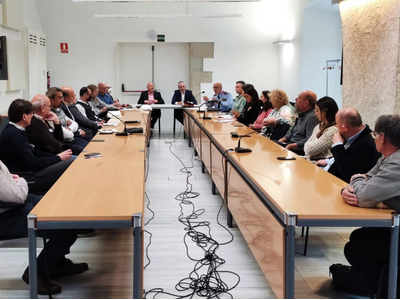 Representants d'Interior i d'Empresa i Treball es reuneixen amb agents del sector turístic gironí i representants dels consells comarcals de la demarcació
