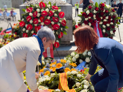 La consellera i la delegada del Govern  en l'ofrena floral. Acte de commemoració del 77è aniversari de l'alliberament del camp de Mauthausen