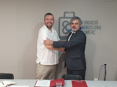 El director de Consum, Francesc Sutrias, i el president de la Fundació Barcelona Comerç, Salva Vendrell, en l'acte de signatura del conveni