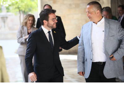 El president Aragonès amb el president del CTESC, Toni Mora.