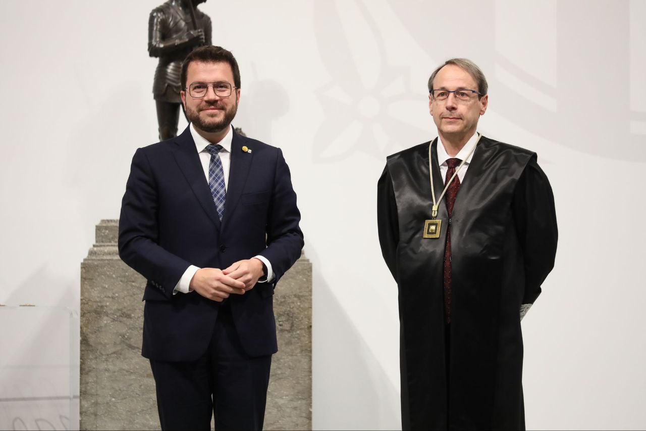 El president Aragonès juntament el president de la Comissió Jurídica Assessora, Jaume Vernet.