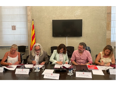 La consellera Vilagrà signa l'acord amb els sindicats 