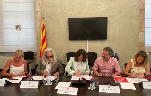 La consellera Vilagrà signa l'acord amb els sindicats 