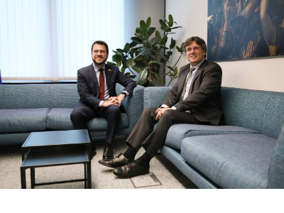 Els presidents Aragonès i Puigdemont durant la trobada al Parlament Europeu.
