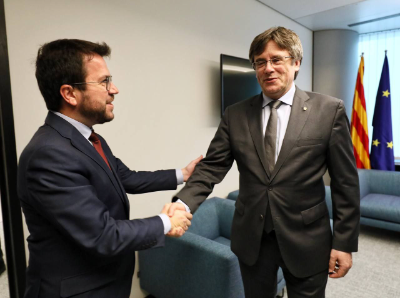 Els presidents Aragonès i Puigdemont durant la trobada al Parlament Europeu.