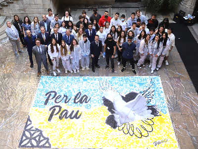 The president with artists and schoolchildren who have participated in the construction of the mural. 
