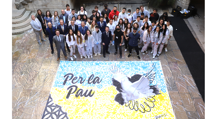 The president with artists and schoolchildren who have participated in the construction of the mural
