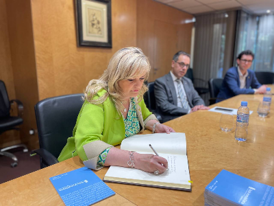 La consellera Violant Cervera signant el llibre d'honor de l'Associació de Promotors de Catalunya
