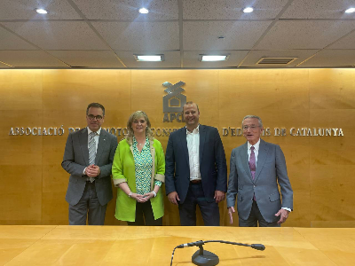 El secretari d'Habitatge i Inclusió Social, Carles Sala, la consellera Violant Cervera, el president de l'APCE, Xavier Vilajoana i el president d'honor, Enric Reyna.