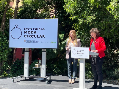 La consellera Teresa Jordà amb la cantant i dissenyadora Beth Rodergas en un moment de la presentació del Pacte per a la Moda Circular