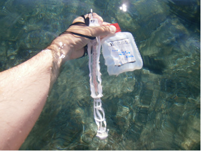 Inspector agafant mostres i controlant la temperatura de l'aigua d'una platja.