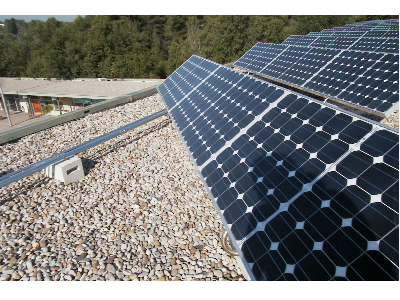 Panells solars en un edifici públic
