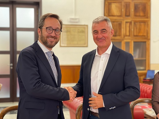 El delegat del Govern a Itàlia, Luca Bellizzi, i el síndic de l'Alguer, Mario Conoci, han signat l'acord de cooperació entre Catalunya i l'Alguer.