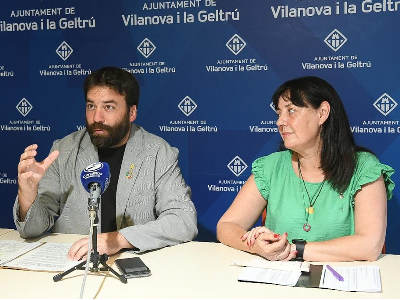 El director de l'ARC i l'alcaldessa de Vilanova i la Geltrú, durant l'anunci de l'atorgament dels ajuts.