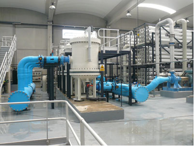 Interior d'una planta d'osmosi inversa, destinada a la regeneració de l'aigua depurada.