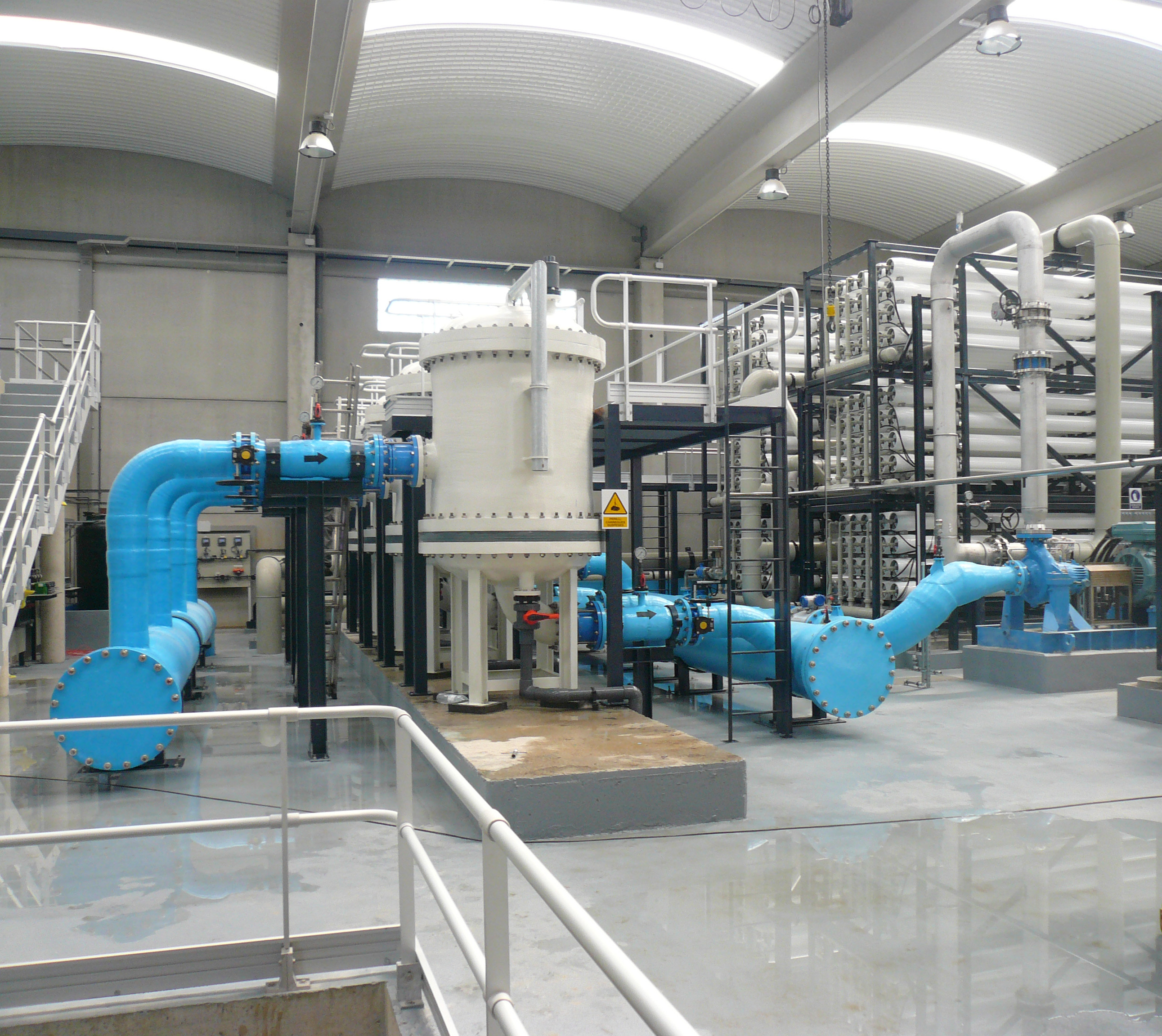 Foto 1. Interior d'una planta d'osmosi inversa, destinada a la regeneració de l'aigua depurada.