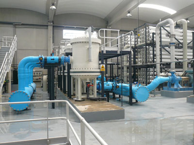 Interior d'una planta d'osmosi inversa, destinada a la regeneració de l'aigua depurada.