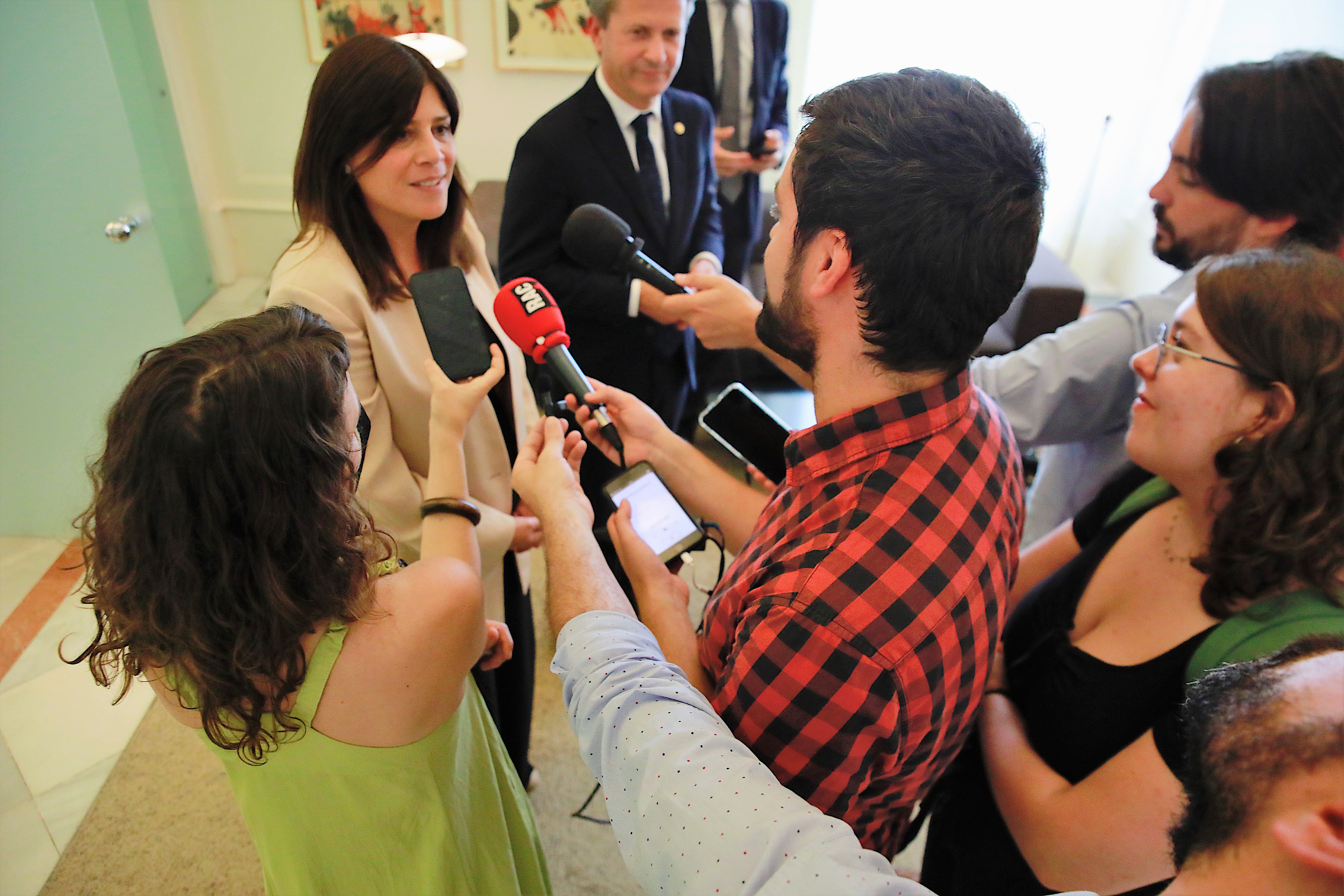 La consellera Geis atén als mitjans de comunicació després de la reunió amb el conseller basc d'Educació