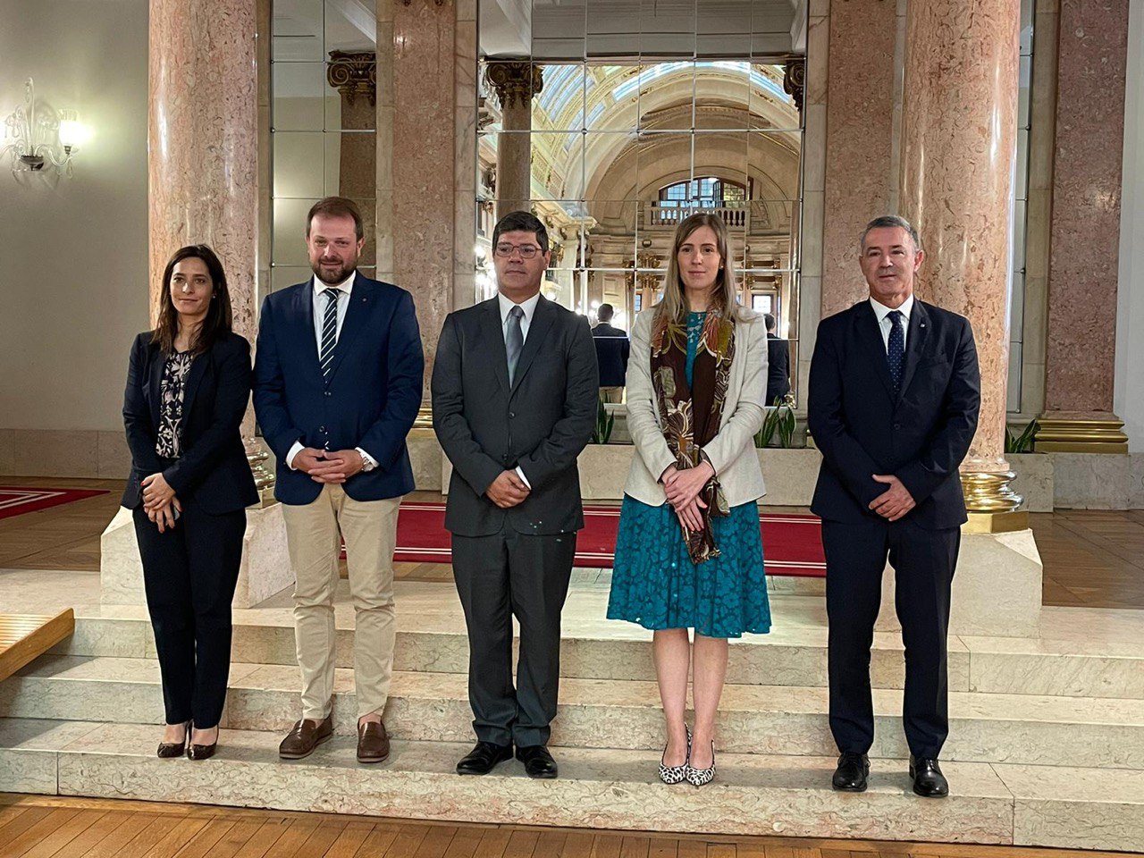 La consellera Alsina, el secretari Figueras i el delegat Reis amb el president del grup parlamentari del Partit Socialista portuguès, a l'Assemblea de la República. La consellera Alsina, el secretari Figueras i el delegat Reis amb el president del grup parlamentari del Partit Socialista portuguès, a l'Assemblea de la República.