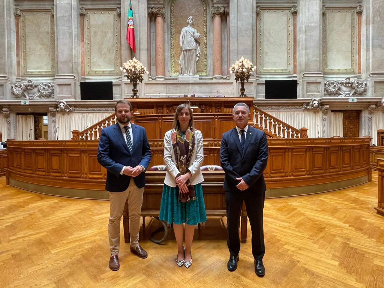 La consellera Alsina, amb el secretari Figueras i el delegat Reis, a l'hemicicle portuguès. La consellera Alsina, amb el secretari Figueras i el delegat Reis, a l'hemicicle portuguès.