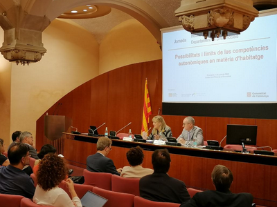 La consellera de Drets Socials, Violant Cervera i el cap de Difusió de l'Institut d'Estudis de l'Autogovern, Jordi Jaria, en la jornada 