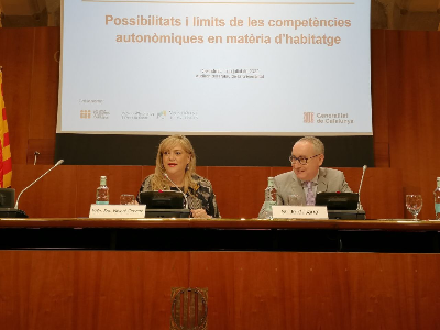 La consellera de Drets Socials, Violant Cervera i el cap de Difusió de l'Institut d'Estudis de l'Autogovern, Jordi Jaria, en la jornada "Possibilitats i límits de les competències autonòmiques en matèria d'habitatge"