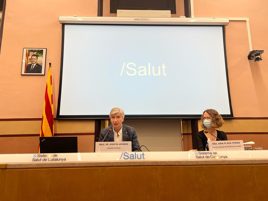 El conseller de Salut, Josep Maria Argimon, acompanyat de la directora general de Planificació en Salut, Aina Plaza.