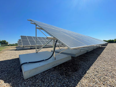 Detall dels panells solars que s'han instal·lat a la depuradora de Lleida, al Segrià.