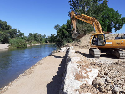 Treballs per a reduir el risc d'inundació en un tram de riu.