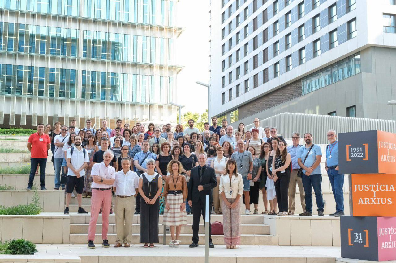 Foto de família amb els professionals d'Arxius Judicials del departament de Justícia