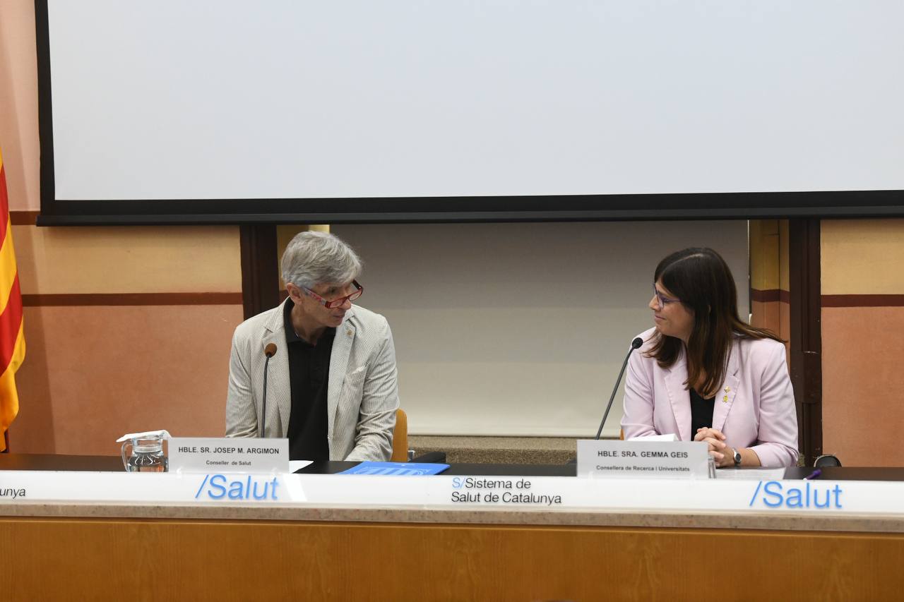 El conseller de Salut, Josep Maria Argimon,  i la consellera d'Universitats i Recerca, Gemma Geis, durant la roda de premsa