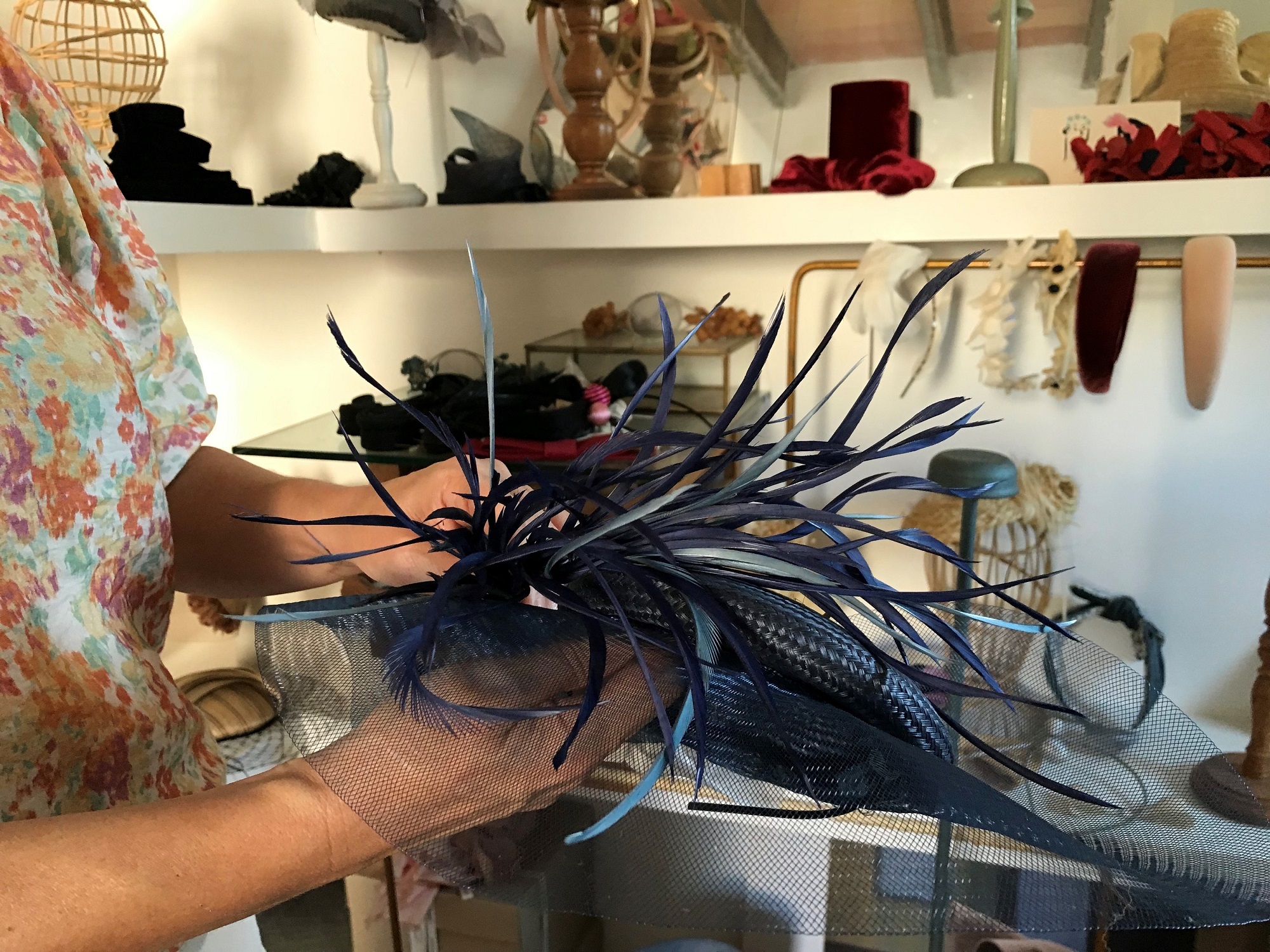 Imatge d'un capell o tocat fet per l'artesana barratera Jordina Bravo