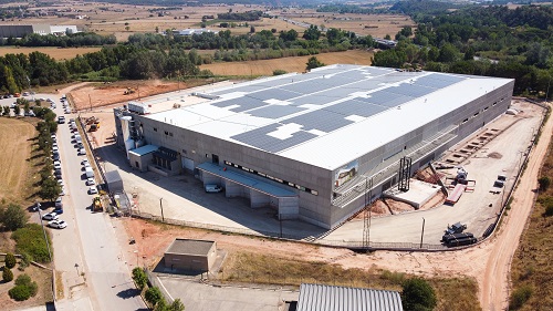 La nova planta de l'emperesa Casa Mas, a Sallent,  amb un parc fotovoltaic a la teulada, contribuiex a la mitigació del canvi climàtic en la transformació d’aliments.