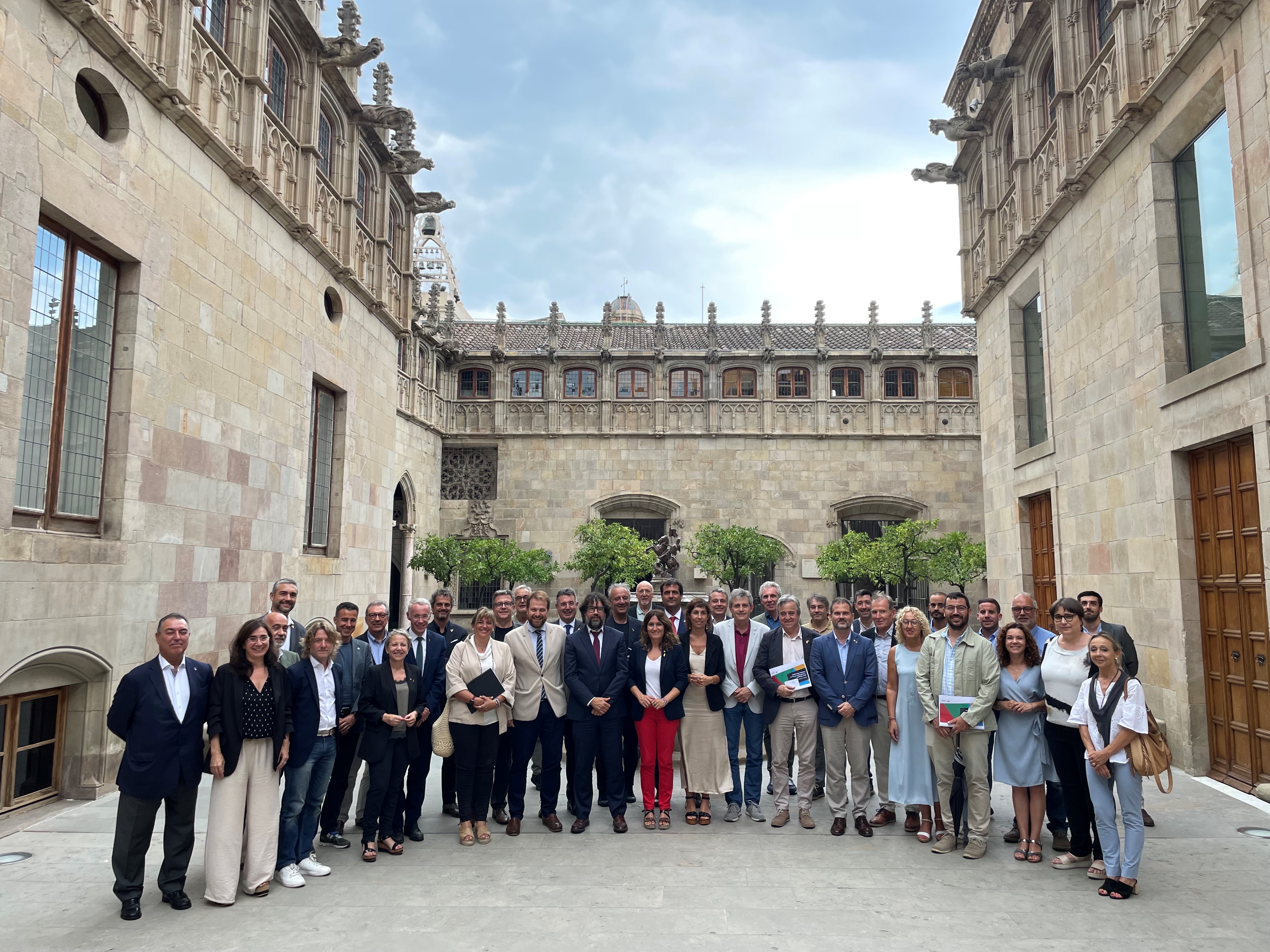 Foto de família dels assistents a la reunió aquesta tarda al Palau de la Generalitat