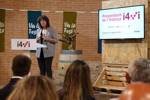 La consellera Teresa Jordà presentant de l'acord d'avui a Falset