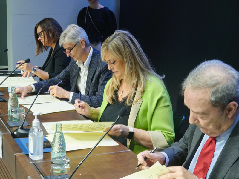D'esquerra a dreta, la directora de l'Institut Català de la Salut, Yoalda Lejardi,  el conseller de Salut, Josep Maria Argimon, la consellera de Drets Socials, Violant Cervera, i el president d¿UNICEF Comitè  Catalunya, Jaume Lanaspa.
