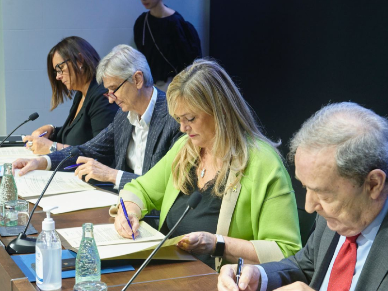 D'esquerra a dreta, la directora de l'Institut Català de la Salut, Yoalda Lejardi,  el conseller de Salut, Josep Maria Argimon, la consellera de Drets Socials, Violant Cervera, i el president d’UNICEF Comitè  Catalunya, Jaume Lanaspa.