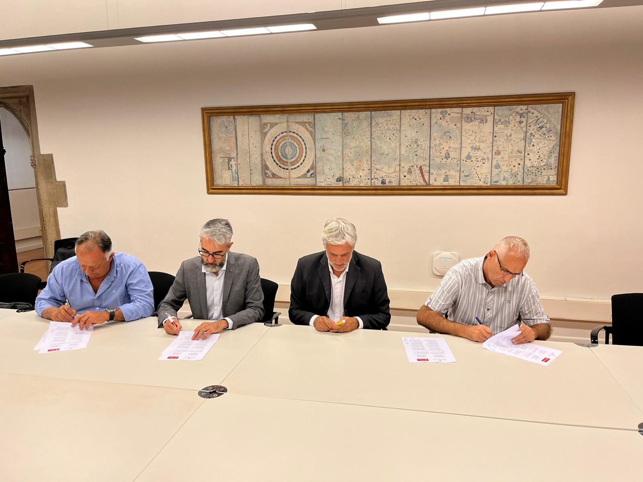 Representants del Govern de la Generalitat, el Consell Regional d’Occitània i pescadors signant la Declaració de Barcelona