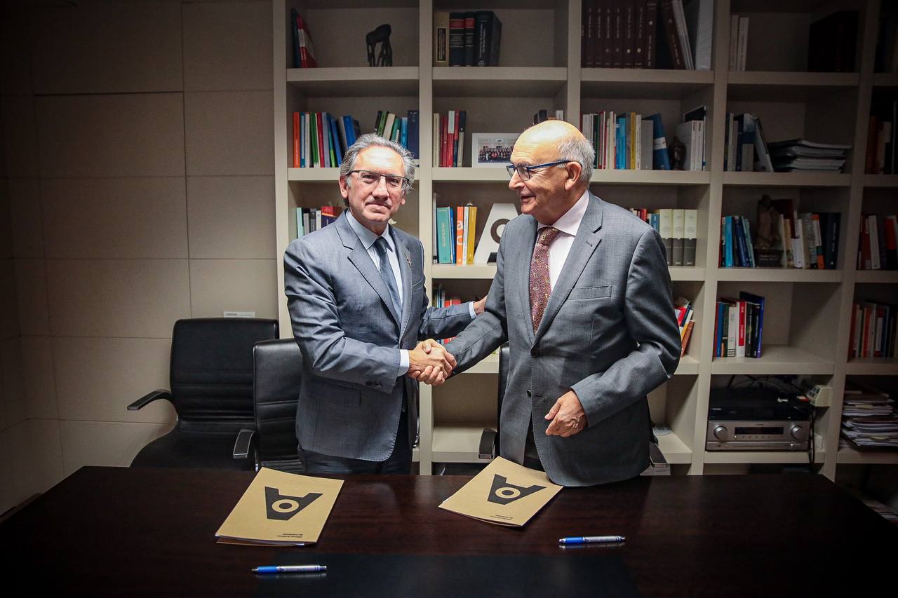 El conseller Jaume Giró i el director de l’Oficina Antifrau de Catalunya, Miguel Ángel Gimeno, durant l'acte de signatura