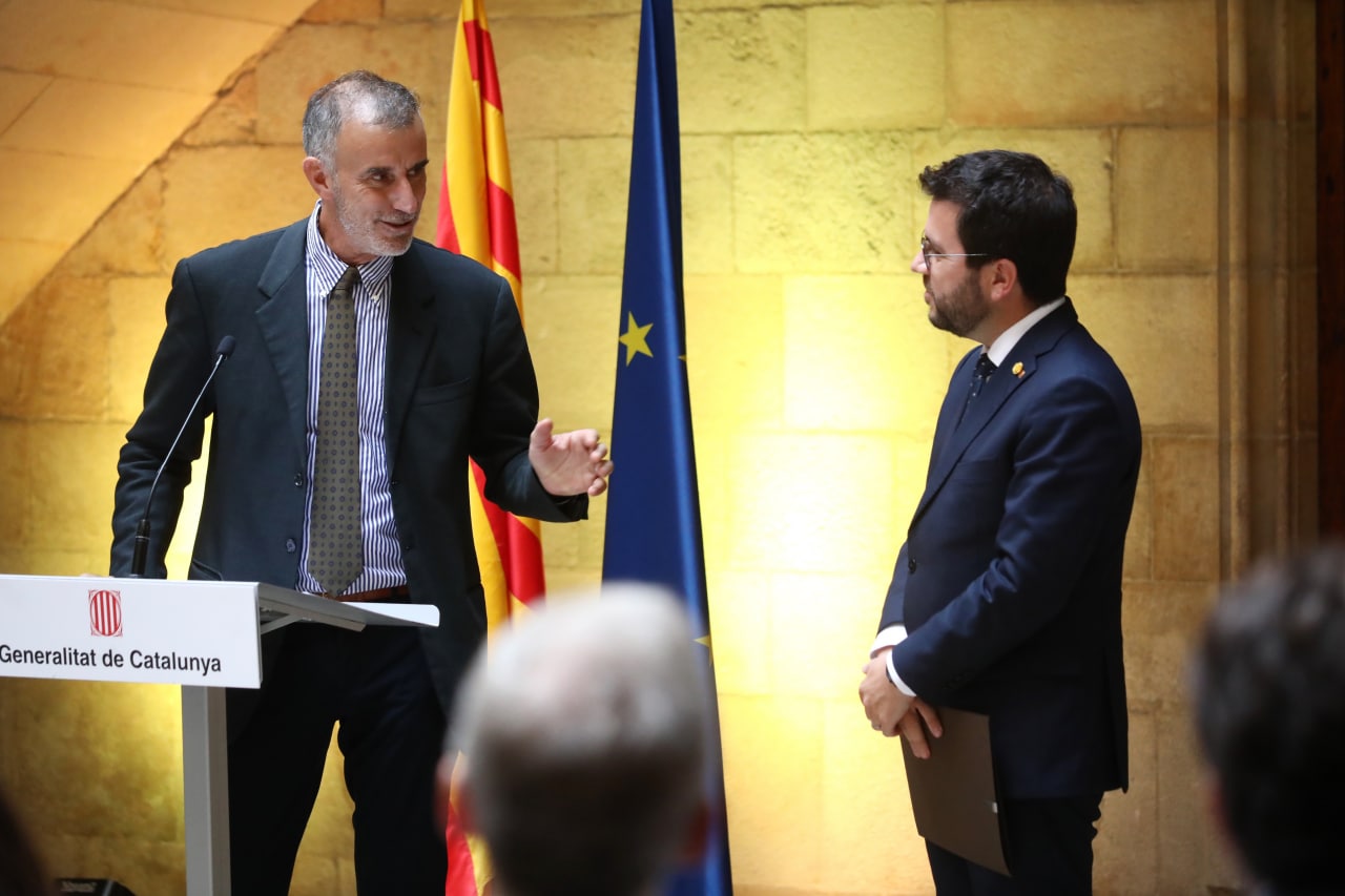 El president Aragonès escolta la intervenció del director en funcions de l’agència europea Fusion for Energy, Pietro Barabaschi. 