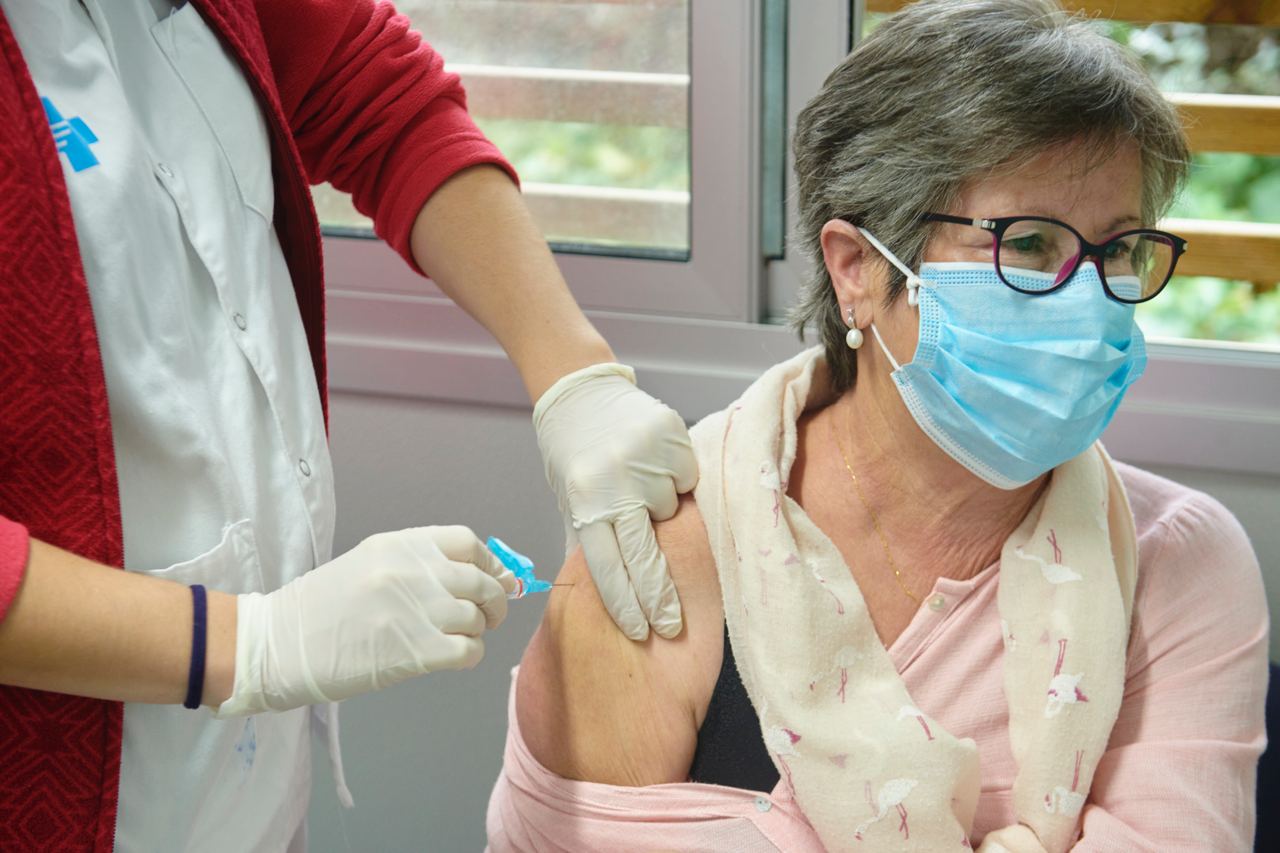 Comença la vacunació de la grip i la dosi de record de la COVID-19 a la població de més de 60 anys