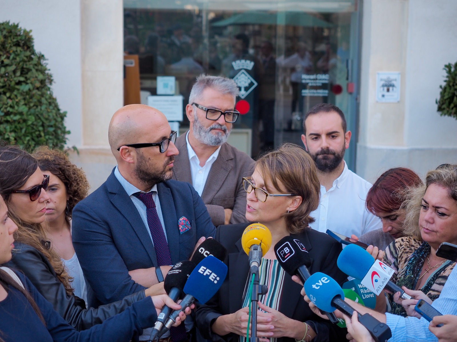 La consellera Meritxell Serret, acompanyada de l'alcalde de Lloret de Mar, en una atenció als mitjans en aquest municipi gironí.